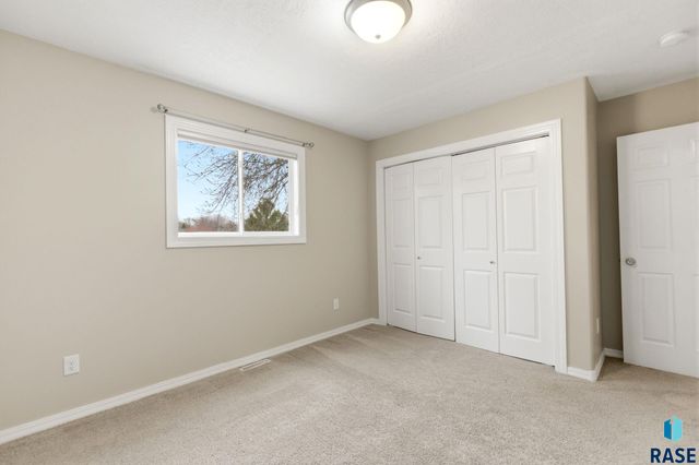 3304 S Steven Cir Circle, Sioux Falls, SD 57106