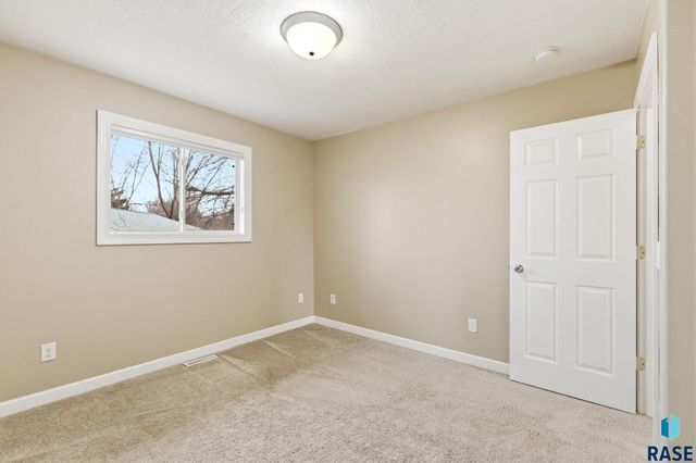 3304 S Steven Cir Circle, Sioux Falls, SD 57106