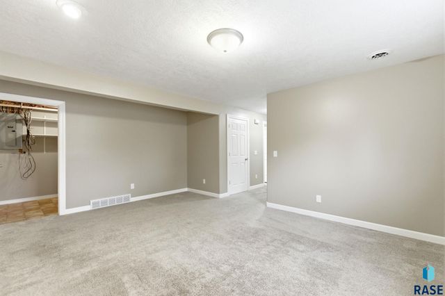 3304 S Steven Cir Circle, Sioux Falls, SD 57106