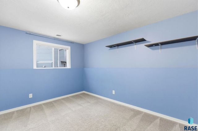 3304 S Steven Cir Circle, Sioux Falls, SD 57106