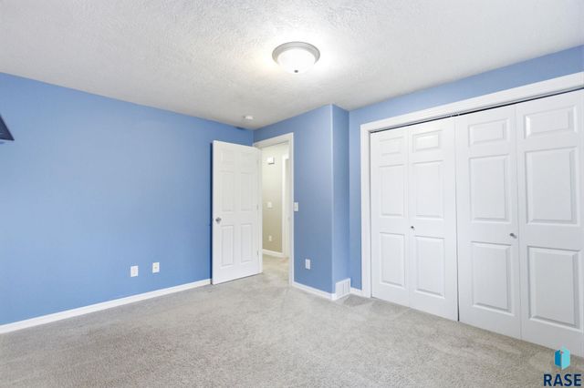 3304 S Steven Cir Circle, Sioux Falls, SD 57106