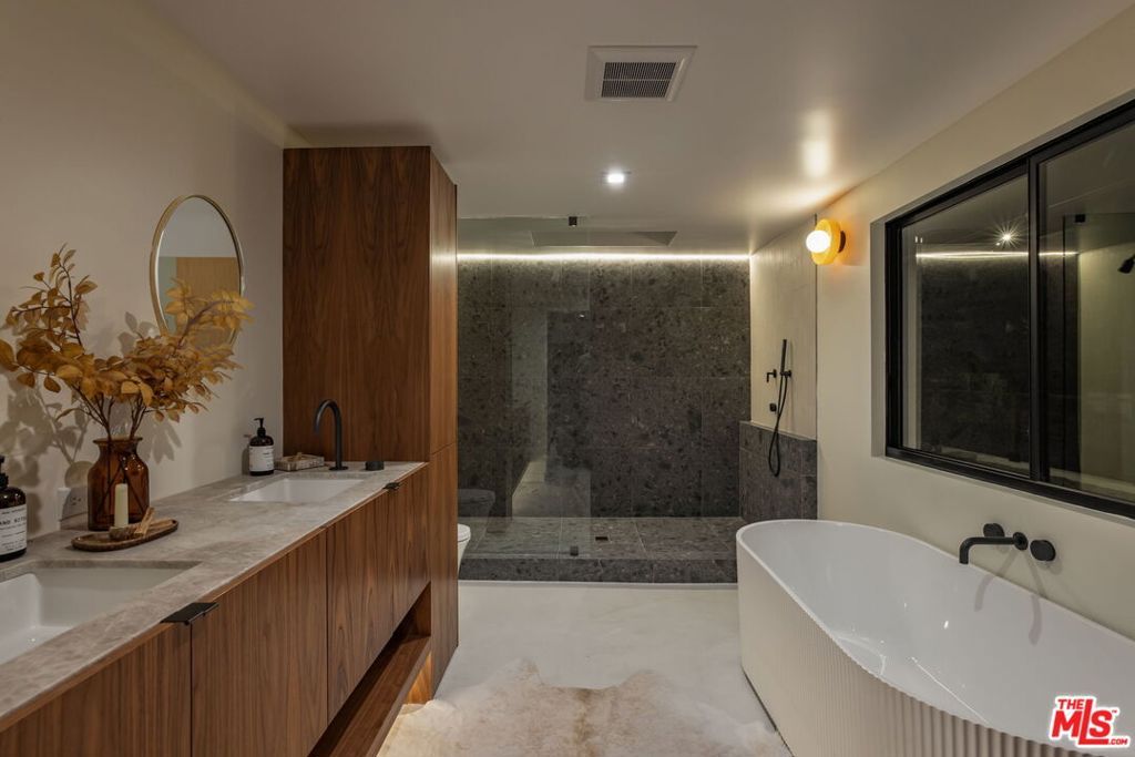 Image 13 of property listing at 3748 Seahorn Drive, Malibu, CA 90265