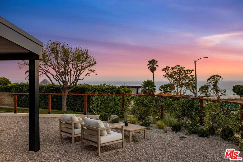 Image 5 of property listing at 3748 Seahorn Drive, Malibu, CA 90265