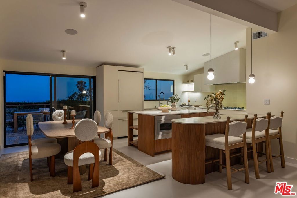 Image 7 of property listing at 3748 Seahorn Drive, Malibu, CA 90265