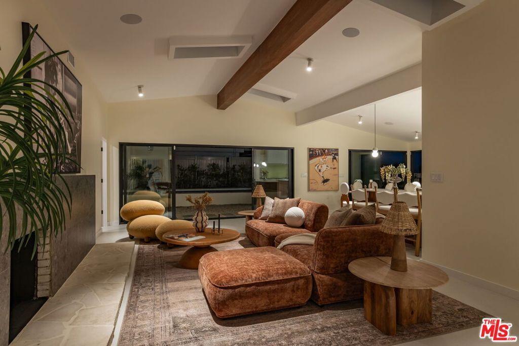 Image 8 of property listing at 3748 Seahorn Drive, Malibu, CA 90265