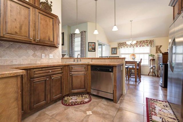 1067 E Daisy Falls Drive, Nixa, MO 65714