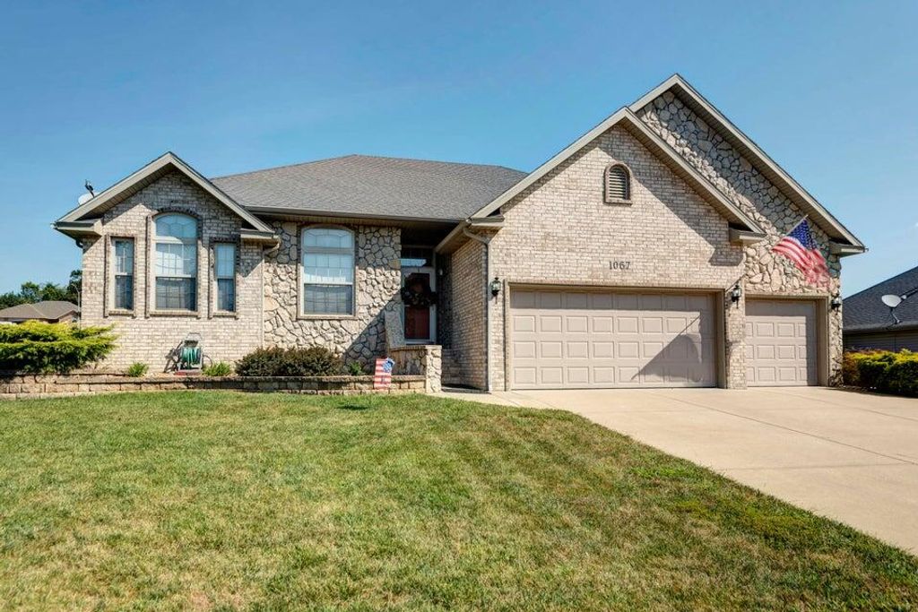 1067 E Daisy Falls Drive, Nixa, MO 65714