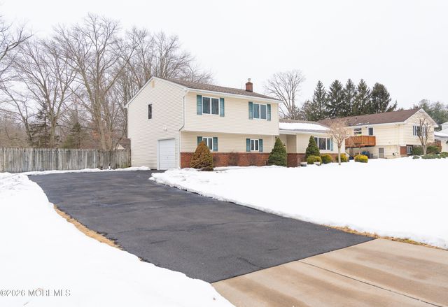 32 Hamilton Avenue, Morganville, NJ 07751