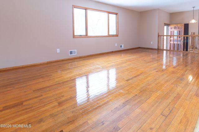 32 Hamilton Avenue, Morganville, NJ 07751