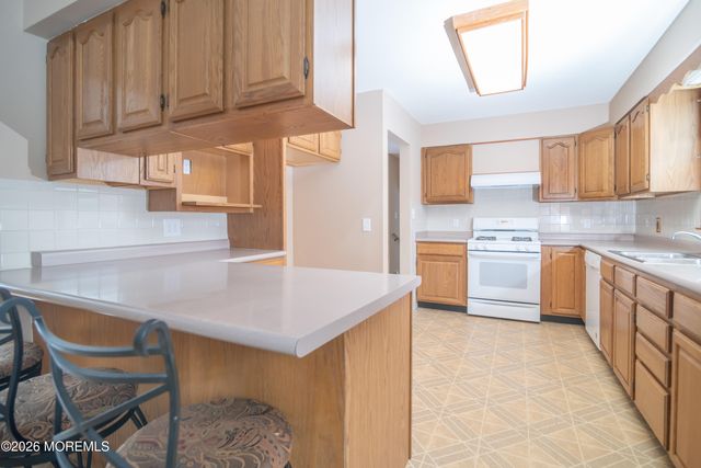 32 Hamilton Avenue, Morganville, NJ 07751