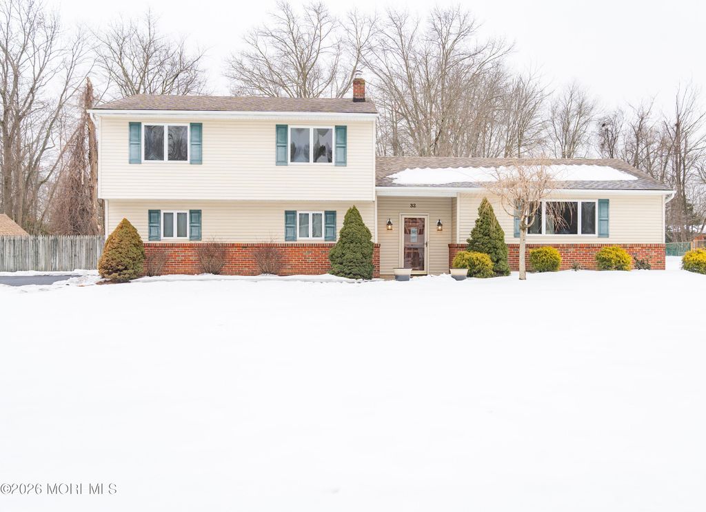 32 Hamilton Avenue, Morganville, NJ 07751