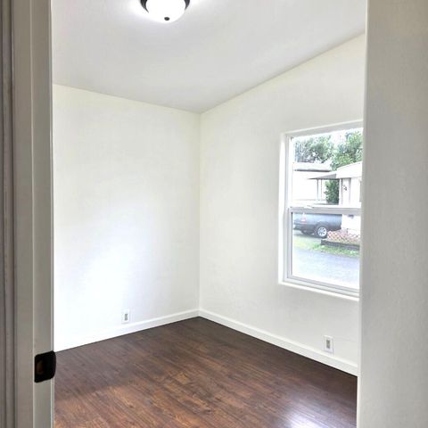 939 S Valley View Road UNIT 10, Ashland, OR 97520