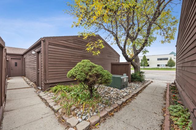 1701 42nd Street S, Fargo, ND 58103