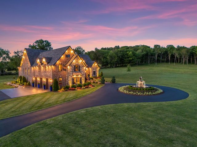 919 Philadelphia Rd, Lebanon, TN 37087