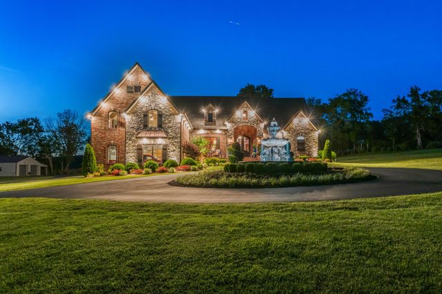 919 Philadelphia Rd, Lebanon, TN 37087