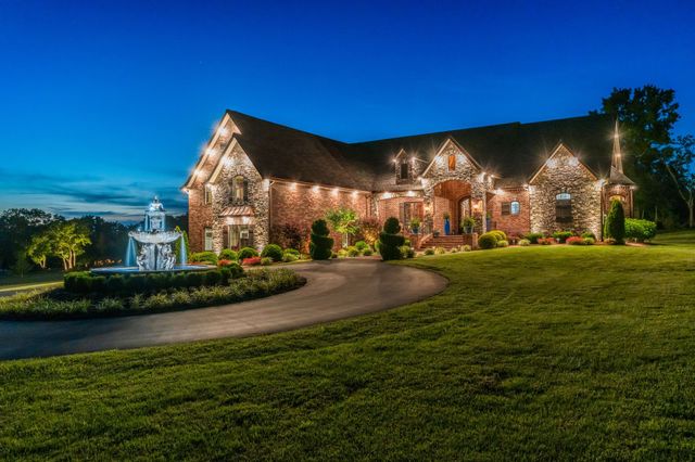 919 Philadelphia Rd, Lebanon, TN 37087