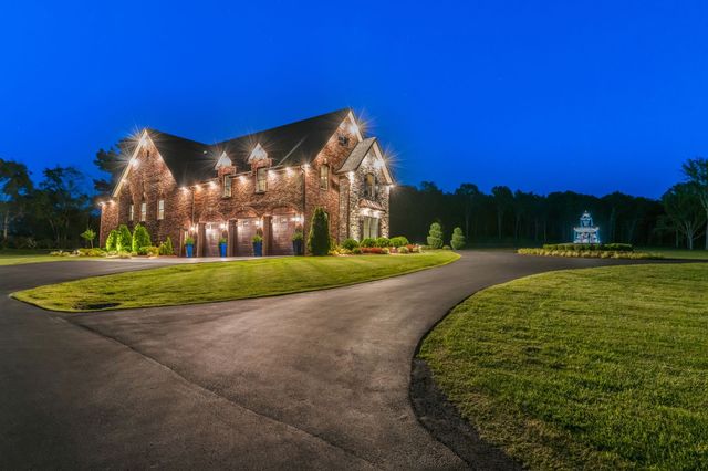 919 Philadelphia Rd, Lebanon, TN 37087