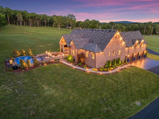 919 Philadelphia Rd, Lebanon, TN 37087