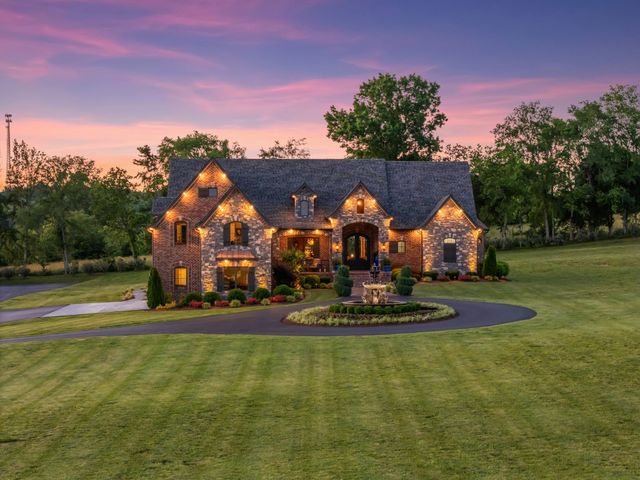 919 Philadelphia Rd, Lebanon, TN 37087