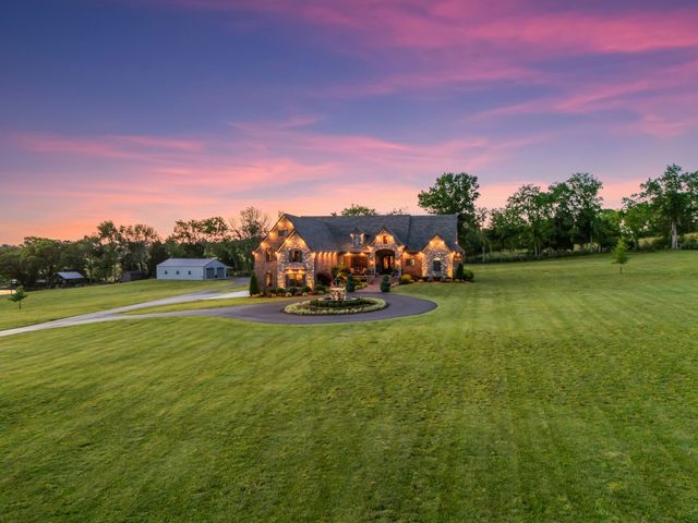 919 Philadelphia Rd, Lebanon, TN 37087