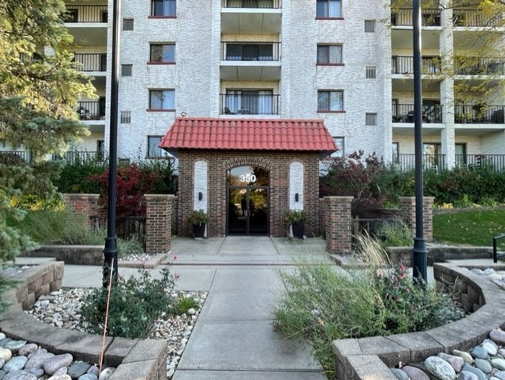 350 PLUM CREEK Drive 405, Wheeling, IL 60090