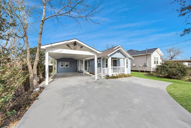 215 E Saint Charles Drive, Crosby, TX 77532