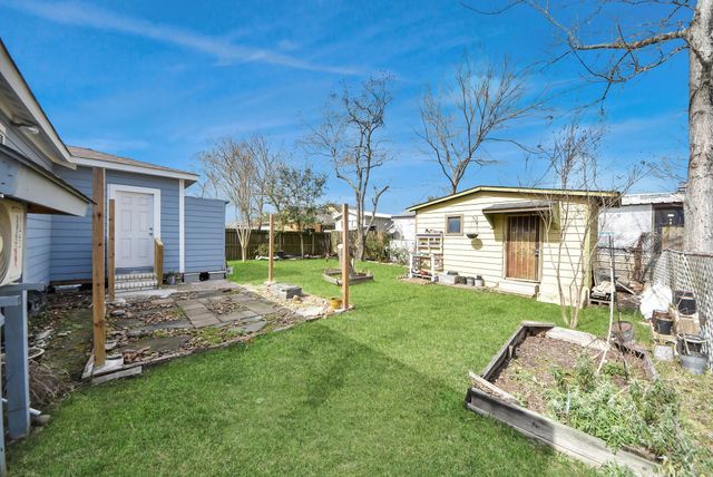 215 E Saint Charles Drive, Crosby, TX 77532