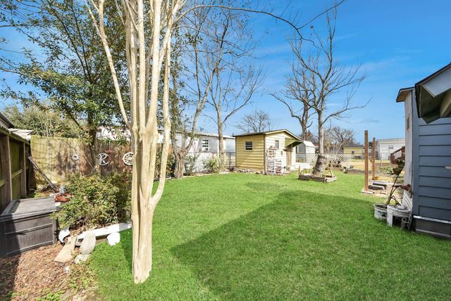 215 E Saint Charles Drive, Crosby, TX 77532