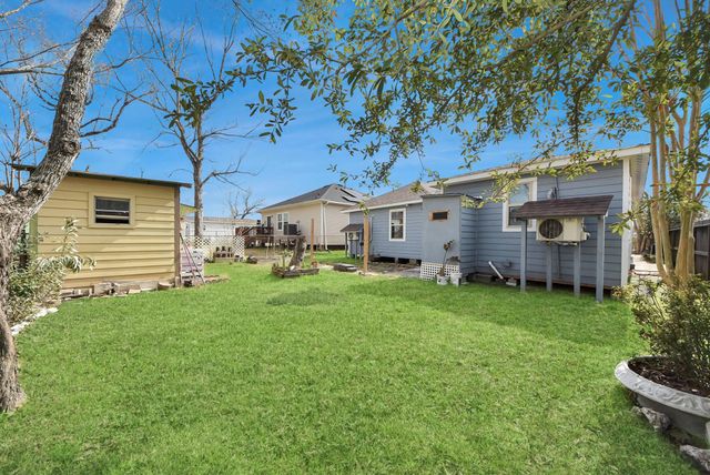 215 E Saint Charles Drive, Crosby, TX 77532
