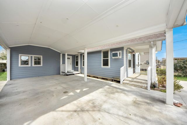 215 E Saint Charles Drive, Crosby, TX 77532