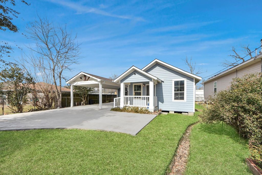 215 E Saint Charles Drive, Crosby, TX 77532