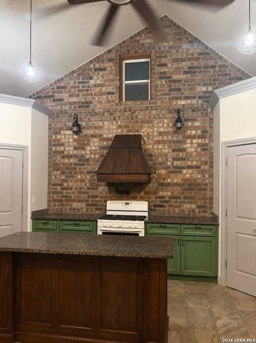 623 Creek Dr, New Braunfels, TX 78130