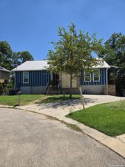 623 Creek Dr, New Braunfels, TX 78130