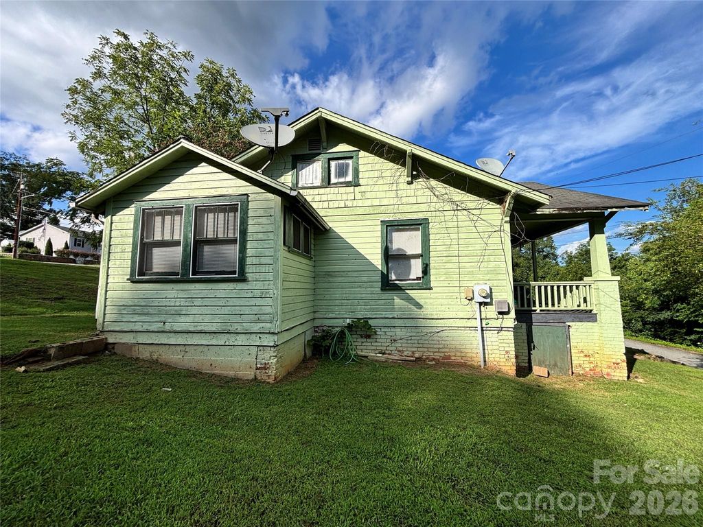 1102 Regal Place NW, Lenoir, NC 28645