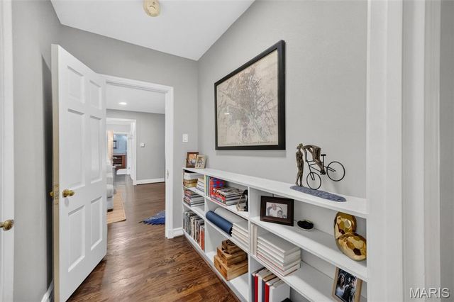 27 Ellsworth Lane, Ladue, MO 63124