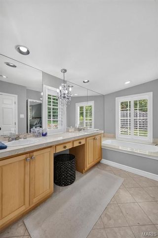 27 Ellsworth Lane, Ladue, MO 63124