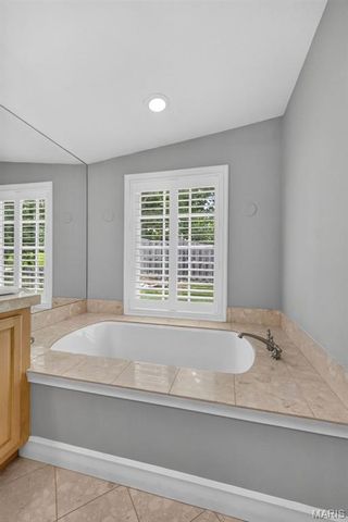 27 Ellsworth Lane, Ladue, MO 63124