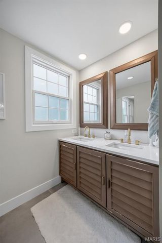 27 Ellsworth Lane, Ladue, MO 63124