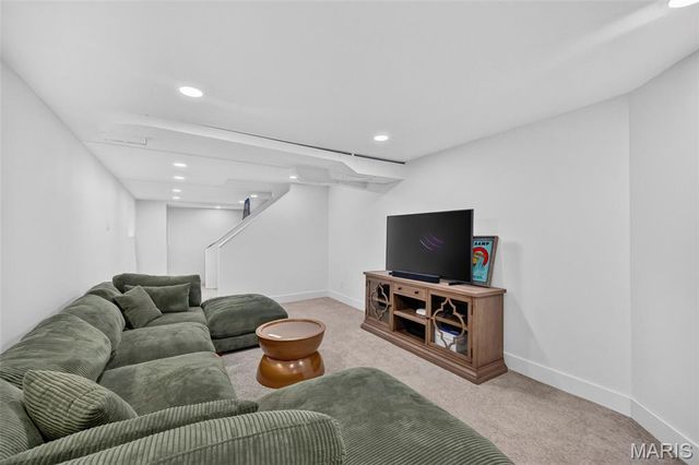 27 Ellsworth Lane, Ladue, MO 63124