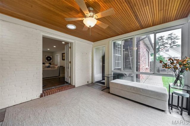 27 Ellsworth Lane, Ladue, MO 63124