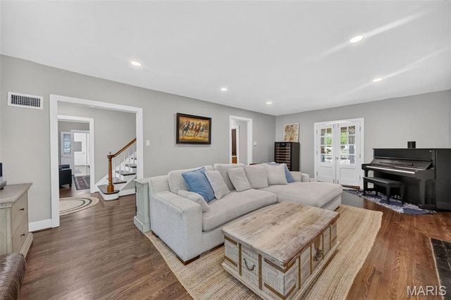 27 Ellsworth Lane, Ladue, MO 63124