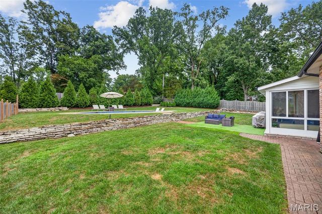 27 Ellsworth Lane, Ladue, MO 63124