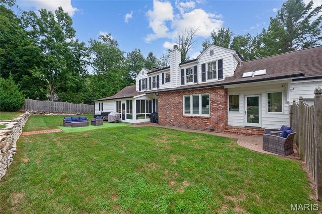 27 Ellsworth Lane, Ladue, MO 63124