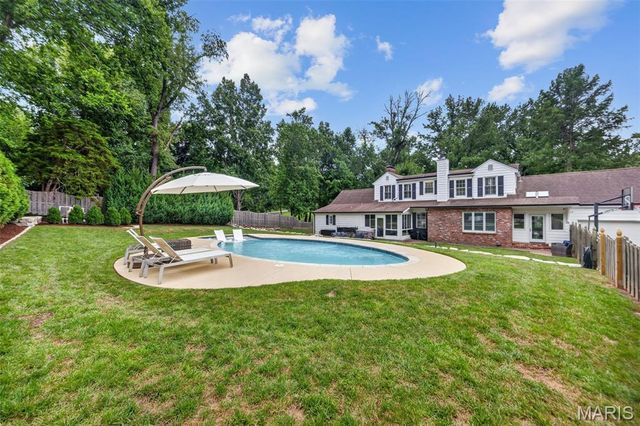 27 Ellsworth Lane, Ladue, MO 63124
