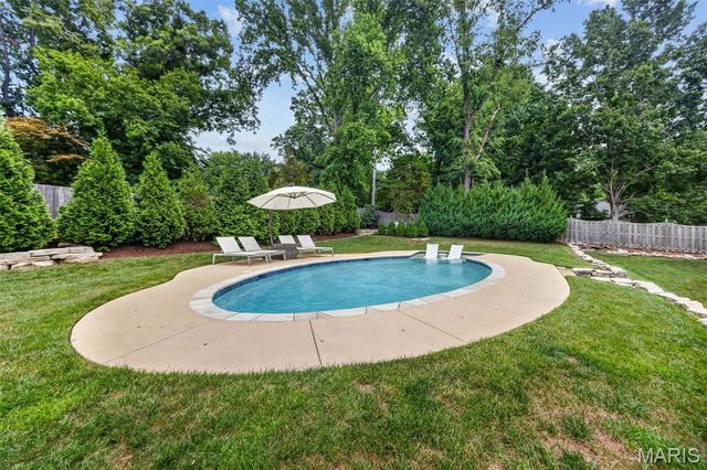27 Ellsworth Lane, Ladue, MO 63124