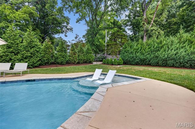 27 Ellsworth Lane, Ladue, MO 63124