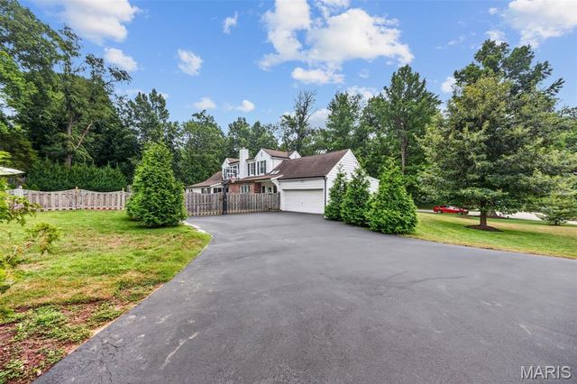 27 Ellsworth Lane, Ladue, MO 63124