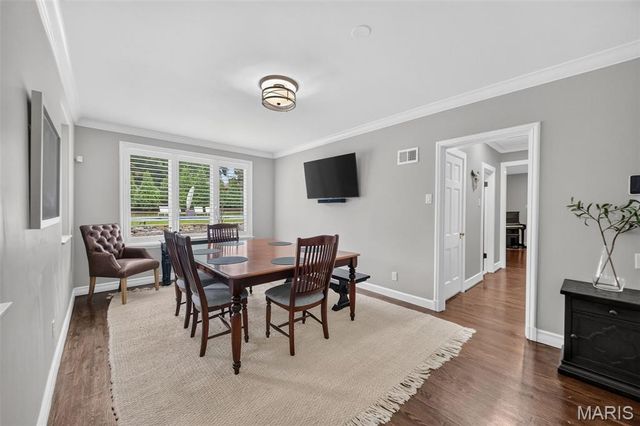 27 Ellsworth Lane, Ladue, MO 63124