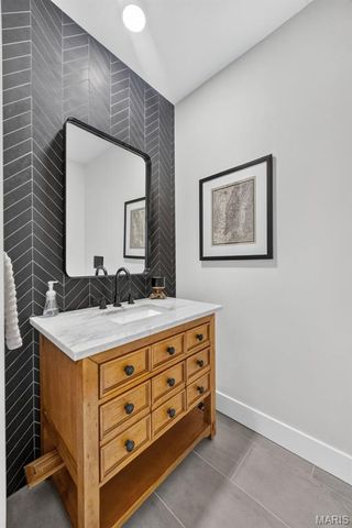 27 Ellsworth Lane, Ladue, MO 63124
