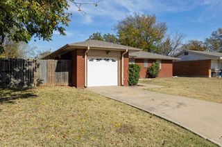 4210 SE Camden Way, Lawotn, OK 73501